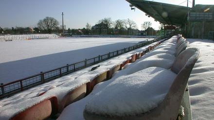 Ohne Rasen kein Spiel: Weil der Platz unter einer Schneedecke liegt, fällt das Spiel zwischen SV Babelsberg 03 und dem VfB Stuttgart II aus.