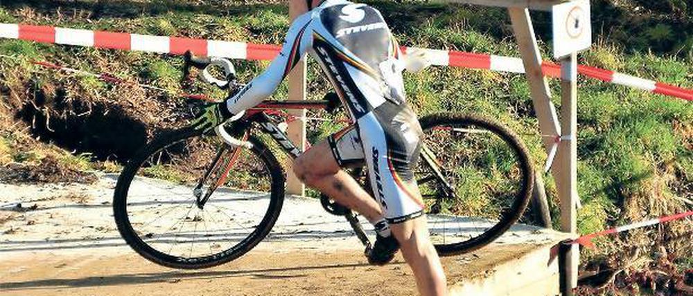 Auf dem Sprung nach oben. Der 16-jährige Kleinmachnower Raphael Schröder war eigentlich Triathlet, jetzt sattelte er zum Radcross um und nimmt am Wochenende bei den U 19-Weltmeisterschaften in Hoogerheide (Niederlande) teil.