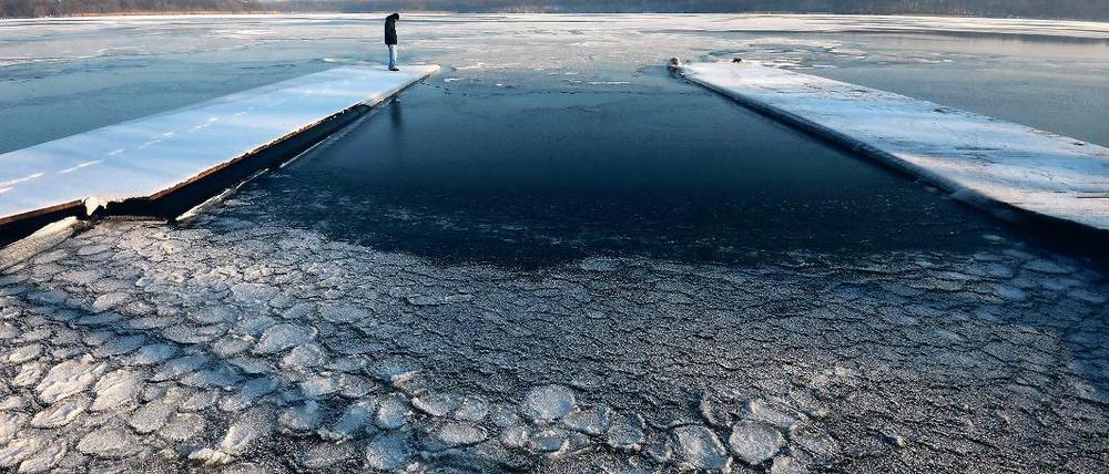 Eiszeit. Der Templiner See ist mit Schollen bedeckt.