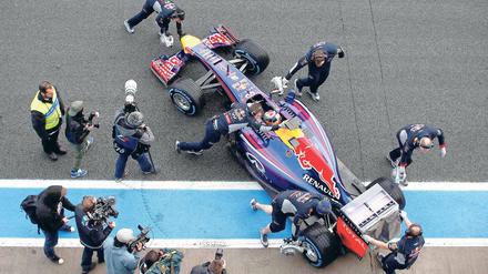 Bitte einparken. Sebastian Vettel kam in den ersten beiden Testtagen in Jerez nur auf insgesamt elf Runden. Mercedes schaffte mehr als 300.
