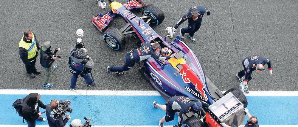 Bitte einparken. Sebastian Vettel kam in den ersten beiden Testtagen in Jerez nur auf insgesamt elf Runden. Mercedes schaffte mehr als 300.