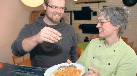 Veganes Team. Vereinschef Roland Althausen und Köchin Martina Böhme.