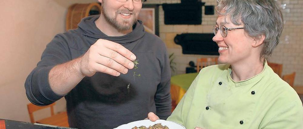 Veganes Team. Vereinschef Roland Althausen und Köchin Martina Böhme.