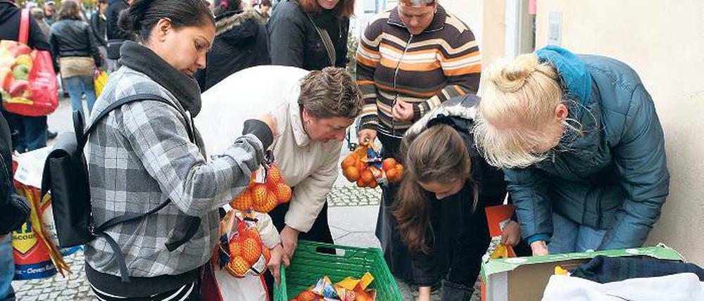 Viele Spenden aus Teltow. Tafel-Ausgabe im Potsdamer Kirchsteigfeld.
