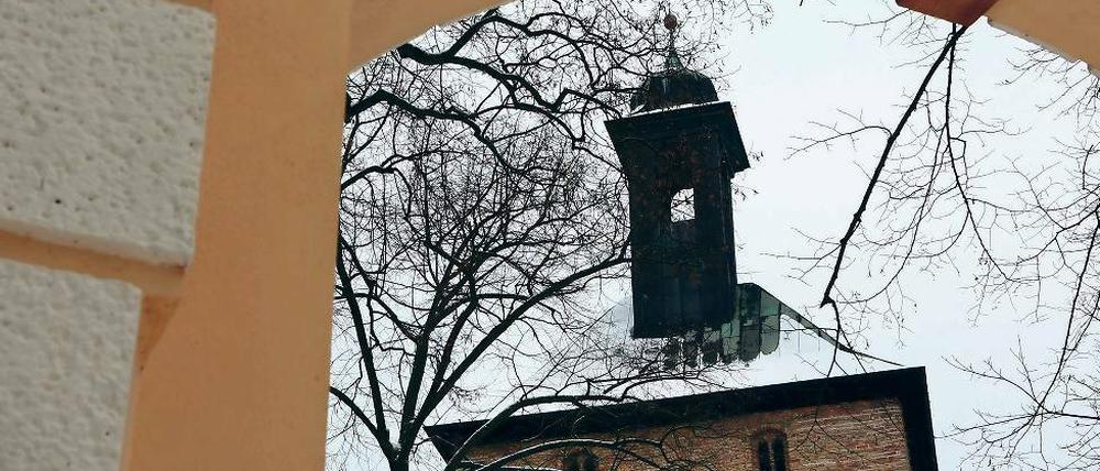 Blick durchs Gutstor auf die Kirche. In nächster Nachbarschaft ist der Neubau geplant.