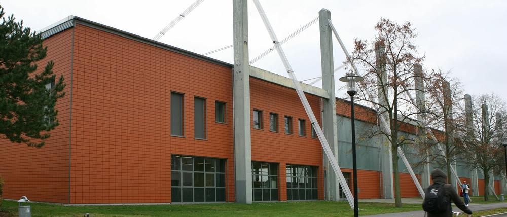 Die maroden Hallen am Luftschiffhafen.