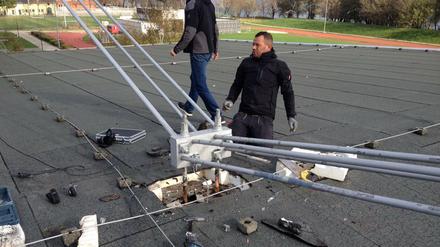 Die Aufhängepunkte für die Dächer der Sporthallen am Luftschiffhafen sind marode und müssen saniert werden – Geld dafür gaben die Stadtverordneten am Mittwoch frei. Bei der Leichtathletikhalle muss zudem noch das komplette Dach erneuert werden – dass dort gepfuscht wurde, ist offenbar schon lange bekannt.