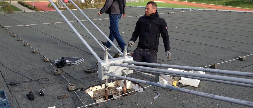Die Aufhängepunkte für die Dächer der Sporthallen am Luftschiffhafen sind marode und müssen saniert werden – Geld dafür gaben die Stadtverordneten am Mittwoch frei. Bei der Leichtathletikhalle muss zudem noch das komplette Dach erneuert werden – dass dort gepfuscht wurde, ist offenbar schon lange bekannt.