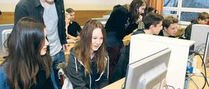 Hilfe von den Studenten: Die HPI-ler Hartmut Weisz und Judith Hartmann an der Lenné–Gesamtschule. 