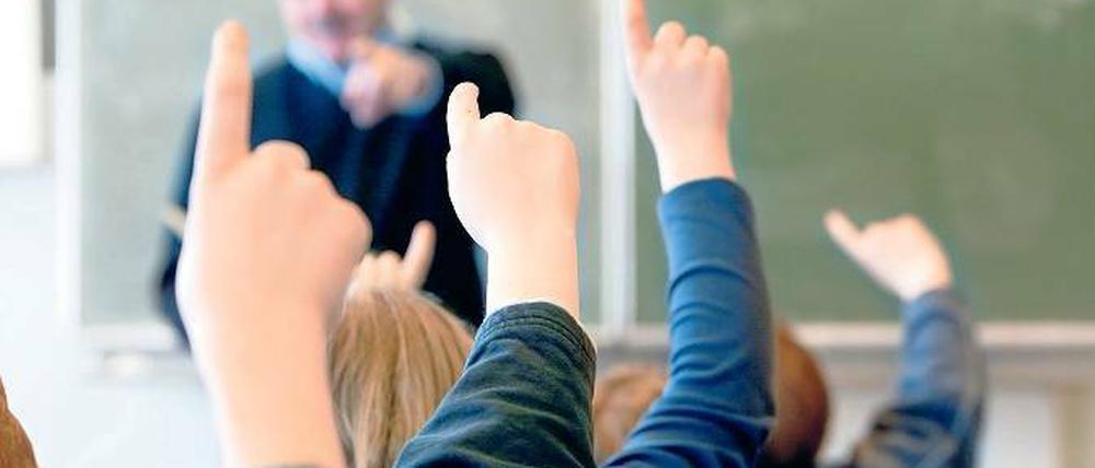 Alle melden Bedarf an. Bei der Abwerbung von frischgebackenen Lehrern aus Bayern war Berlin schneller als Brandenburg. Die Bildungsverwaltung der Hauptstadt lud alle Referendare ein, sich an der Spree zu bewerben. Dort werden noch mehr Lehrer gesucht.