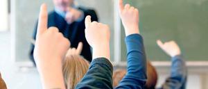 Alle melden Bedarf an. Bei der Abwerbung von frischgebackenen Lehrern aus Bayern war Berlin schneller als Brandenburg. Die Bildungsverwaltung der Hauptstadt lud alle Referendare ein, sich an der Spree zu bewerben. Dort werden noch mehr Lehrer gesucht.