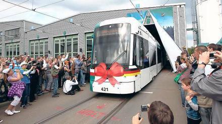 Damals war noch Jubel: Vor begeisterten Straßenbahn-Fans fuhr die erste Variobahn des Herstellers Stadler am 17. September 2011 aus dem Tram-Depot des Potsdamer Verkehrsbetriebes und nahm den Fahrgastbetrieb auf. Nun sind 13 der 14 Niederflurbahnen wegen eines Defekts stillgelegt worden. Der Verkehrsbetrieb sucht nach einer Lösung.
