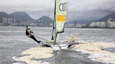 Steuermann Erik Heil (vorn) und Vorschoter Thomas Plößel, 25, segeln seit 2001 zusammen. Die Berliner wurden 2013 Weltcup-Sieger und Vizeeuropameister und nahmen am Youth America’s Cup teil.