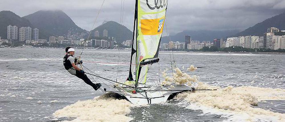 Steuermann Erik Heil (vorn) und Vorschoter Thomas Plößel, 25, segeln seit 2001 zusammen. Die Berliner wurden 2013 Weltcup-Sieger und Vizeeuropameister und nahmen am Youth America’s Cup teil.
