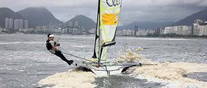Steuermann Erik Heil (vorn) und Vorschoter Thomas Plößel, 25, segeln seit 2001 zusammen. Die Berliner wurden 2013 Weltcup-Sieger und Vizeeuropameister und nahmen am Youth America’s Cup teil.