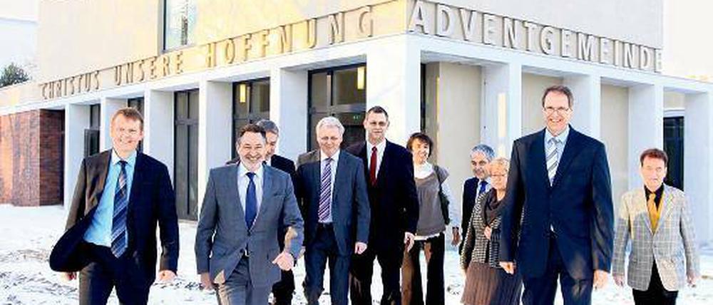 Rundgang im Schnee. Auch OB Jann Jakobs kam zur Einweihung.