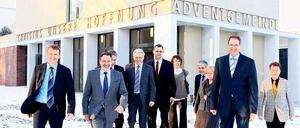 Rundgang im Schnee. Auch OB Jann Jakobs kam zur Einweihung.