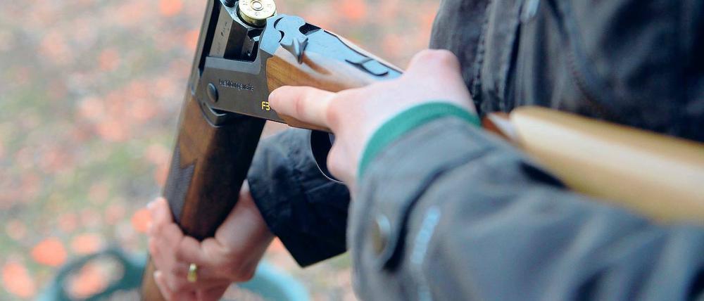 Ist der Jäger im Recht? Kleinmachnows Jagdpächter Peter Hermmerden sieht das so, würde aber in so einem Fall selbst nicht, wie sein Kollege, zur Waffe greifen.