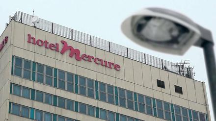 „Abriss, nein danke!“ So lautete die Überschrift der Mitteilung, die das Hotel Mercure Anfang Januar verschickte. Mehrere Zeitungen – auch die PNN – zitierten daraus, und stießen damit auf großes Interesse bei der Stadtverwaltung. Denn auch von Sanierungsmaßnahmen wurde berichtet. Diese waren bei der Stadt aber nicht beantragt worden.