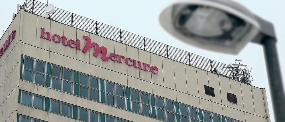 „Abriss, nein danke!“ So lautete die Überschrift der Mitteilung, die das Hotel Mercure Anfang Januar verschickte. Mehrere Zeitungen – auch die PNN – zitierten daraus, und stießen damit auf großes Interesse bei der Stadtverwaltung. Denn auch von Sanierungsmaßnahmen wurde berichtet. Diese waren bei der Stadt aber nicht beantragt worden.