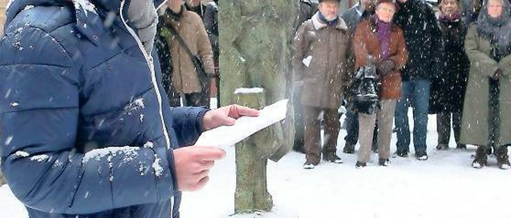 Erinnerung an Holocaust-Opfer. Im Hof der Gedenkstätte Lindenstraße trafen sich rund 50 Potsdamer zum Gedenken.
