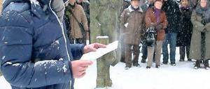 Erinnerung an Holocaust-Opfer. Im Hof der Gedenkstätte Lindenstraße trafen sich rund 50 Potsdamer zum Gedenken.