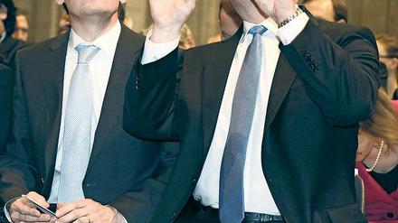 In Erklärungsnot. Polizeipräsident Klaus Kandt (links) und Innensenator Frank Henkel – hier auf einem Archivfoto – provozierten am Montag im Innenausschuss des Abgeordnetenhauses scharfe Kritik der Opposition.