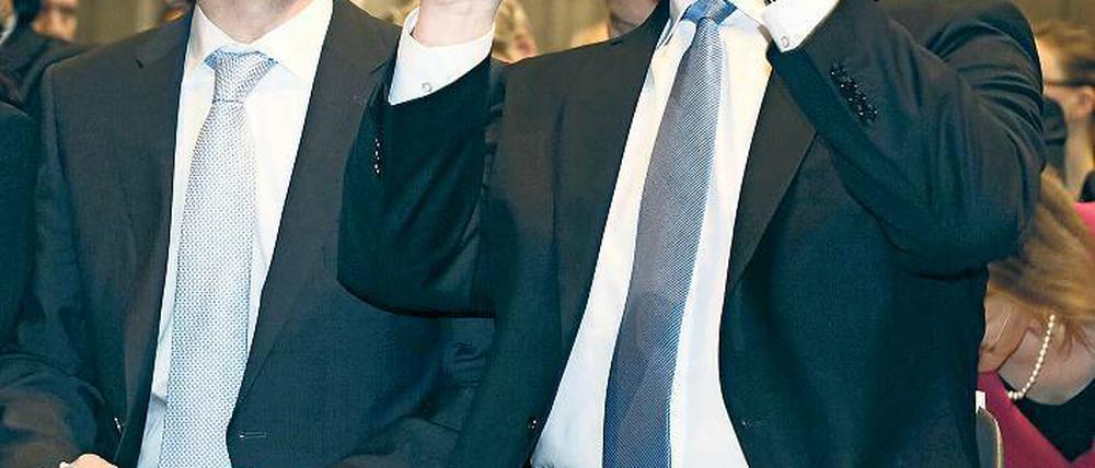 In Erklärungsnot. Polizeipräsident Klaus Kandt (links) und Innensenator Frank Henkel – hier auf einem Archivfoto – provozierten am Montag im Innenausschuss des Abgeordnetenhauses scharfe Kritik der Opposition.
