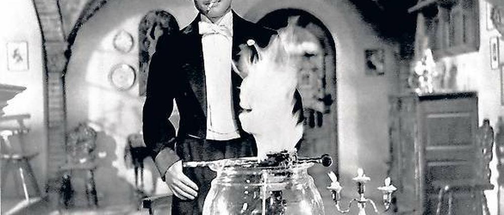 Alkoholische Gärung. „Die Feuerzangenbowle“ wurde Heinz Rühmanns größter Erfolg. Einigen NS-Größen war die Schulkomödie aber zu frech, und sie wollten sie verbieten. Erst Hitler gab sie zur Aufführung frei.