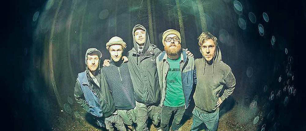 Sie kommen von einem anderen Planeten: Das Berliner Kollektiv Käptn Peng &amp; Die Tentakel von Delphi macht eine eigenwillige Mischung aus Hip-Hop und Funk – mit philosophischen Texten. Am Sonntagabend sind sie auf ihrem Tourabschluss im Waschhaus in der Schiffbauergasse zu erleben.