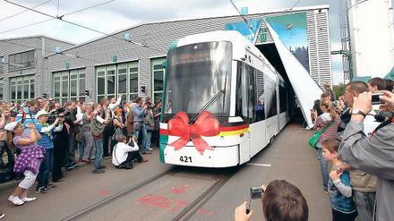 Damals war noch Jubel: Vor begeisterten Straßenbahn-Fans fuhr die erste Variobahn des Herstellers Stadler am 17. September 2011 aus dem Tram-Depot des Potsdamer Verkehrsbetriebes und nahm den Fahrgastbetrieb auf. Nun sind 13 der 14 Niederflurbahnen wegen eines Defekts stillgelegt worden. Der Verkehrsbetrieb sucht nach einer Lösung.
