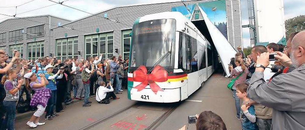 Damals war noch Jubel: Vor begeisterten Straßenbahn-Fans fuhr die erste Variobahn des Herstellers Stadler am 17. September 2011 aus dem Tram-Depot des Potsdamer Verkehrsbetriebes und nahm den Fahrgastbetrieb auf. Nun sind 13 der 14 Niederflurbahnen wegen eines Defekts stillgelegt worden. Der Verkehrsbetrieb sucht nach einer Lösung.