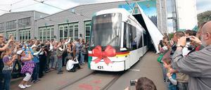 Damals war noch Jubel: Vor begeisterten Straßenbahn-Fans fuhr die erste Variobahn des Herstellers Stadler am 17. September 2011 aus dem Tram-Depot des Potsdamer Verkehrsbetriebes und nahm den Fahrgastbetrieb auf. Nun sind 13 der 14 Niederflurbahnen wegen eines Defekts stillgelegt worden. Der Verkehrsbetrieb sucht nach einer Lösung.