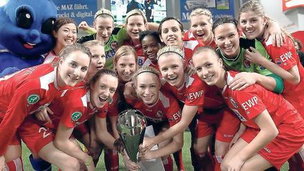 Jubel bei den Spielerinnen des 1. FFC Turbine Potsdam über den Sieg beim internationalen Hallen-Cup, Rührung bei Trainer Bernd Schröder. Als beste Spielerin wurde Potsdams Antonia Göransson (l.) geehrt. Beste Torschützin wurde Florijan Ismaili von Young Boys Bern mit zehn Treffern, beste Torhüterin Katerine Abel von Brøndby IF.