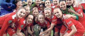 Jubel bei den Spielerinnen des 1. FFC Turbine Potsdam über den Sieg beim internationalen Hallen-Cup, Rührung bei Trainer Bernd Schröder. Als beste Spielerin wurde Potsdams Antonia Göransson (l.) geehrt. Beste Torschützin wurde Florijan Ismaili von Young Boys Bern mit zehn Treffern, beste Torhüterin Katerine Abel von Brøndby IF.