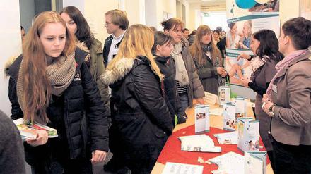 Eltern hören mit. Dicht gedrängt standen die Familien auf der Messe.