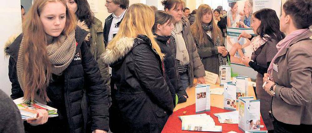Eltern hören mit. Dicht gedrängt standen die Familien auf der Messe.