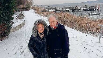 Freies Ufer in Ferch. Brigitte Stein und Rainer Müller auf dem Uferweg.