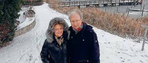 Freies Ufer in Ferch. Brigitte Stein und Rainer Müller auf dem Uferweg.