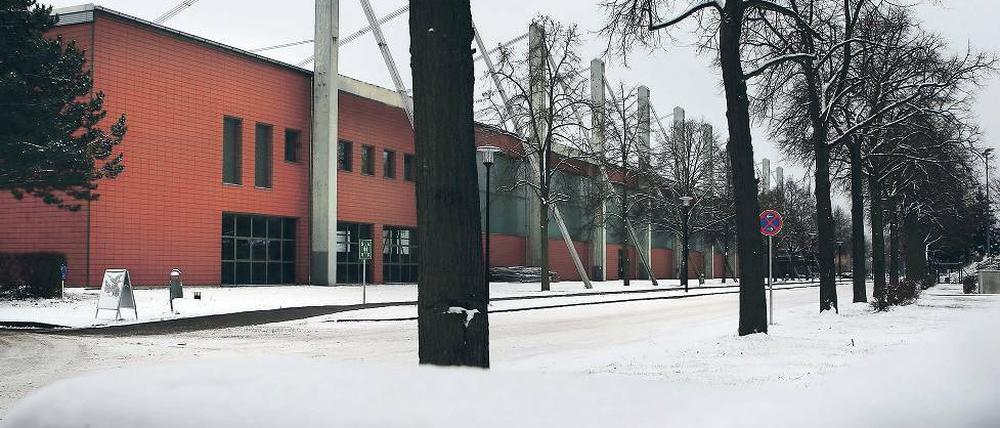 Tote Hose. Seit Anfang Dezember sind die Sporthallen am Luftschiffhafen gesperrt. Im besten Fall könnte die Schwimmhalle im Mai und die Leichtathletikhalle im Juni oder Juli wieder eröffnet werden – wenn die Stahlseile stabil sind. Laut Sportdezernentin Magdowski ist dies zu 90 Prozent wahrscheinlich.