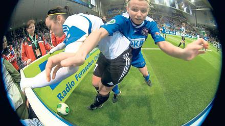 Mit Bande, mit Kunstrasen. So, wie die Getec-Arena beim DFB-Hallenpokal in Magdeburg ausgestattet war, so wird Turbine die MBS-Arena in Potsdam herrichten. Hier kämpfen Julia Simic von Turbine (r.) und Peggy Kuznik vom 1. FFC Frankfurt um den Ball.