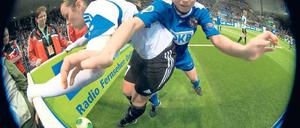 Mit Bande, mit Kunstrasen. So, wie die Getec-Arena beim DFB-Hallenpokal in Magdeburg ausgestattet war, so wird Turbine die MBS-Arena in Potsdam herrichten. Hier kämpfen Julia Simic von Turbine (r.) und Peggy Kuznik vom 1. FFC Frankfurt um den Ball.