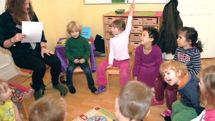Früh viel soll später viel helfen. Beim Morgenkreis in der Kita „First Steps“ wird gesungen, gequatscht und gelernt – auf Englisch und Deutsch. Gunilla Maxeiner, Kita-Erzieherin mit Muttersprache Englisch, ist eine von drei Pädagogen, die sich um die 15 Kinder zwischen zwei und sechs Jahren kümmern.