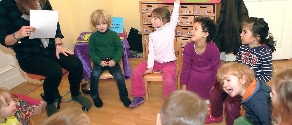 Früh viel soll später viel helfen. Beim Morgenkreis in der Kita „First Steps“ wird gesungen, gequatscht und gelernt – auf Englisch und Deutsch. Gunilla Maxeiner, Kita-Erzieherin mit Muttersprache Englisch, ist eine von drei Pädagogen, die sich um die 15 Kinder zwischen zwei und sechs Jahren kümmern.