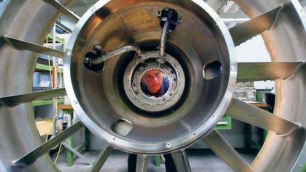 Kriselnder Leuchtturm. Beim Flugzeugturbinen-Instandhalter MTU Maintenance Berlin-Brandenburg in Ludwigsfelde müssen rund 100 von insgesamt 700 Mitarbeitern gehen. Ein Großkunde hat sein Auftragsvolumen deutlich reduziert.
