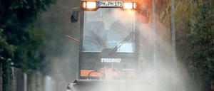 Im Einsatz. Die Mitarbeiter des Bauhofs Kleinmachnow halten dieser Tage auch die Gehwege eisfrei. Salz darf dort allerdings nicht aufgebracht werden, denn das ist schlecht für die Bäume. Stattdessen wird auf den Wegen Kies und Sand gestreut.