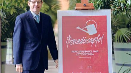 Paradiesisch. Hartmut Dorgerloh mit dem Plakat für die Sommerausstellung.