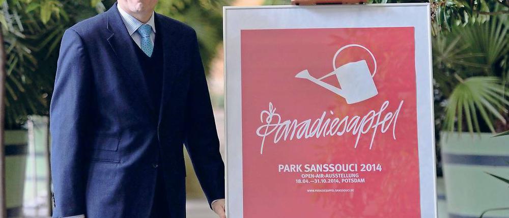 Paradiesisch. Hartmut Dorgerloh mit dem Plakat für die Sommerausstellung.
