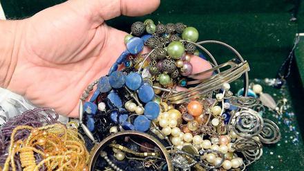 Von allem etwas. Schmuck, Uhren und diverse Schlüssel – bei ihren Einbrüchen soll die 28-Jährige viele kleine Gegenstände erbeutet haben. Aber auch ein Notebook und Fahrräder gehörten zum Diebesgut, das die Polizei nun einzelnen Einbrüchen zuordnen muss.