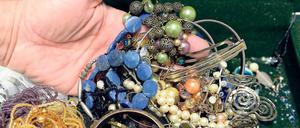 Von allem etwas. Schmuck, Uhren und diverse Schlüssel – bei ihren Einbrüchen soll die 28-Jährige viele kleine Gegenstände erbeutet haben. Aber auch ein Notebook und Fahrräder gehörten zum Diebesgut, das die Polizei nun einzelnen Einbrüchen zuordnen muss.
